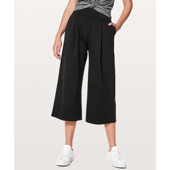 Lululemon Can You Feel The Pleat Wide Leg Crop 21" in Black Size 6 - Picture 2 of 9